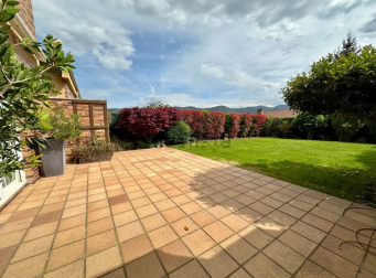 Vista del jardín con dos zonas diferenciadas