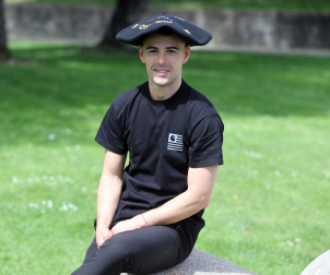 Iker Espinal, con la txapela de campeón de Francia.