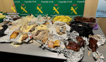 Productos alimentarios y medicamentos incautados por la Guardia Civil en el Aeropuerto de Noáin por estar prohibida su entrada en el país