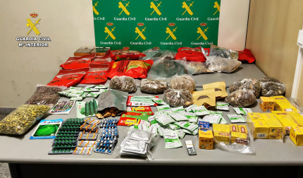 Productos alimentarios y medicamentos incautados por la Guardia Civil en el Aeropuerto de Noáin por estar prohibida su entrada en el país