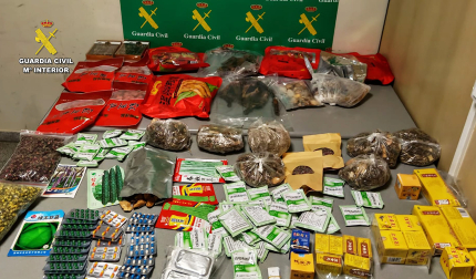 Productos alimentarios y medicamentos incautados por la Guardia Civil en el Aeropuerto de Noáin por estar prohibida su entrada en el país