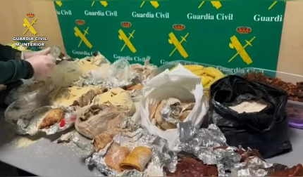 Productos alimentarios y medicamentos incautados por la Guardia Civil en el Aeropuerto de Noáin por estar prohibida su entrada en el país