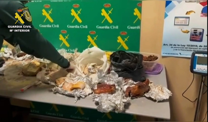 Productos alimentarios y medicamentos incautados por la Guardia Civil en el Aeropuerto de Noáin por estar prohibida su entrada en el país