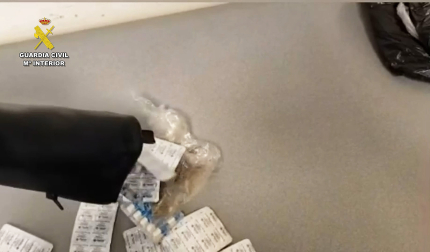 Productos alimentarios y medicamentos incautados por la Guardia Civil en el Aeropuerto de Noáin por estar prohibida su entrada en el país