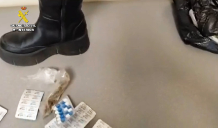 Productos alimentarios y medicamentos incautados por la Guardia Civil en el Aeropuerto de Noáin por estar prohibida su entrada en el país