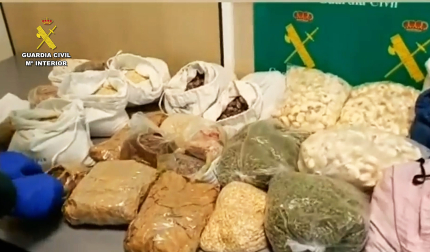 Productos alimentarios y medicamentos incautados por la Guardia Civil en el Aeropuerto de Noáin por estar prohibida su entrada en el país