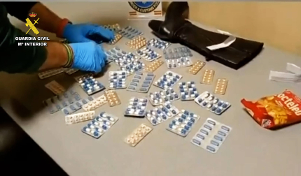 Productos alimentarios y medicamentos incautados por la Guardia Civil en el Aeropuerto de Noáin por estar prohibida su entrada en el país