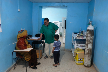Un médico atiende