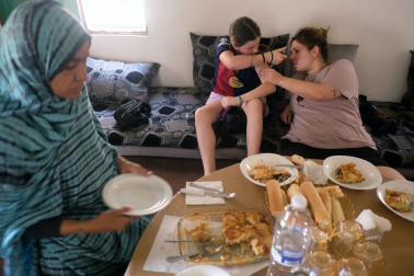 Lala, en primer plano, reparte la comida que ha preparado. Atrás, Laura ayuda a pincharse a Helena.