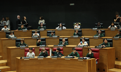 Escolares de Jesuitinas, en el salón de plenos del Parlamento foral