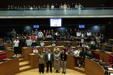 Foto de familia de los parlamentarios junto a los alumnos y los miembros de SAME, Fundación FABRE, FISC Navarra y Asociación Madre Coraje