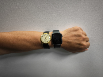 El empresario lleva un reloj de su padre y otro de última generación