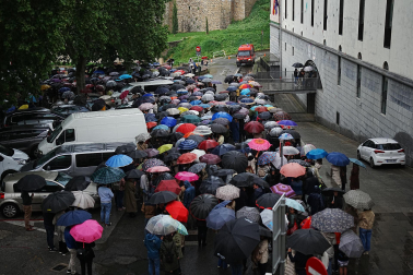 La lluvia no impidió la protesta de docentes y familias de la escuela concertada ante Educación.