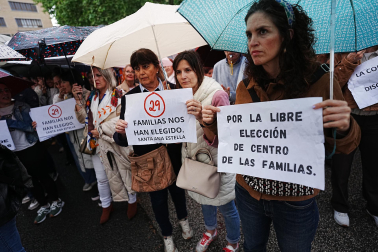 La lluvia no impidió la protesta de docentes y familias de la escuela concertada ante Educación.
