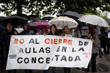 La lluvia no impidió la protesta de docentes y familias de la escuela concertada ante Educación.