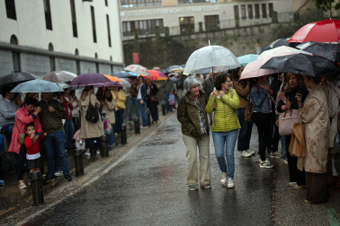 La lluvia no impidió la protesta de docentes y familias de la escuela concertada ante Educación.