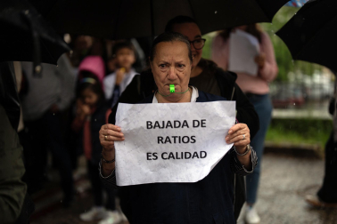 La lluvia no impidió la protesta de docentes y familias de la escuela concertada ante Educación.