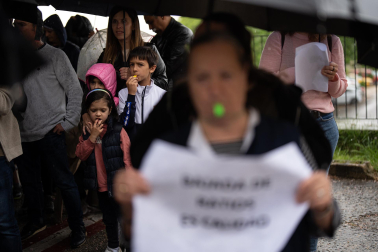 La lluvia no impidió la protesta de docentes y familias de la escuela concertada ante Educación.