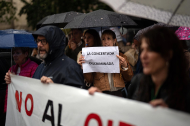 La lluvia no impidió la protesta de docentes y familias de la escuela concertada ante Educación.