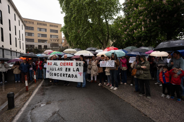 La lluvia no impidió la protesta de docentes y familias de la escuela concertada ante Educación.