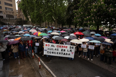 La lluvia no impidió la protesta de docentes y familias de la escuela concertada ante Educación.