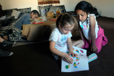 Vera y Melike, jugando en la casa de Lala.