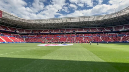 El primer equipo de Osasuna se ha ejercitado este jueves en El Sadar acompañado de 6.000 escolares en las gradas con motivo de la celebración del Aula Rojilla.