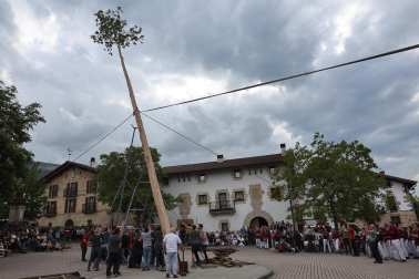 Alzamiento del 'Mayo' en Iturmendi.