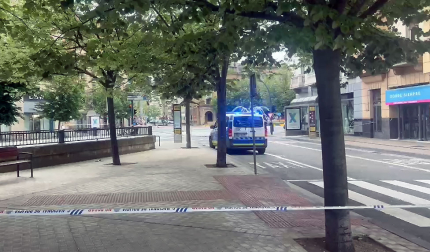 Agentes de Policía Foral, Policía Municipal y Policía Nacional han acordonado este sábado por la mañana la zona de Merindades, en Pamplona, por la aparición de una maleta sospechosa.