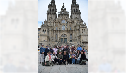 La coral Camino de Santiago, de Ayegui, junto a la Catedral de Santiago de Compostela, donde cantaron en la Misa del Peregrino