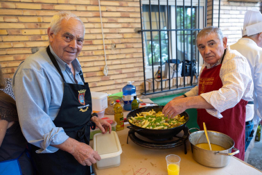 Gastronomía, verdura y celebración se dieron cita este domingo, 3 de mayo, en la asociación de Jubilados La Ribera con motivo de la 32 Semana de la Verdura