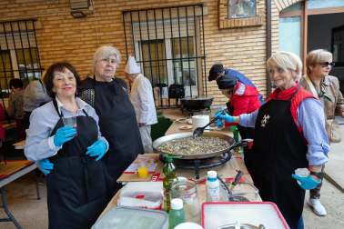 Gastronomía, verdura y celebración se dieron cita este domingo, 3 de mayo, en la asociación de Jubilados La Ribera con motivo de la 32 Semana de la Verdura
