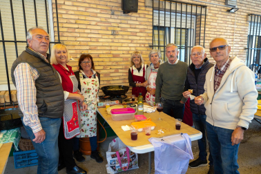 Gastronomía, verdura y celebración se dieron cita este domingo, 3 de mayo, en la asociación de Jubilados La Ribera con motivo de la 32 Semana de la Verdura