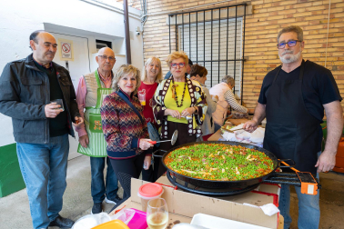 Gastronomía, verdura y celebración se dieron cita este domingo, 3 de mayo, en la asociación de Jubilados La Ribera con motivo de la 32 Semana de la Verdura