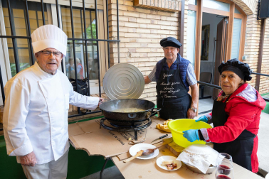 Gastronomía, verdura y celebración se dieron cita este domingo, 3 de mayo, en la asociación de Jubilados La Ribera con motivo de la 32 Semana de la Verdura