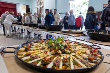 Gastronomía, verdura y celebración se dieron cita este domingo, 3 de mayo, en la asociación de Jubilados La Ribera con motivo de la 32 Semana de la Verdura