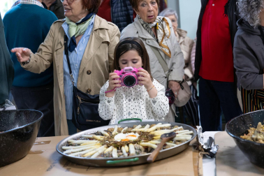 Gastronomía, verdura y celebración se dieron cita este domingo, 3 de mayo, en la asociación de Jubilados La Ribera con motivo de la 32 Semana de la Verdura
