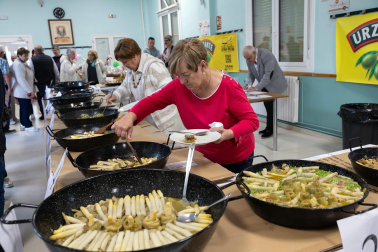 Gastronomía, verdura y celebración se dieron cita este domingo, 3 de mayo, en la asociación de Jubilados La Ribera con motivo de la 32 Semana de la Verdura