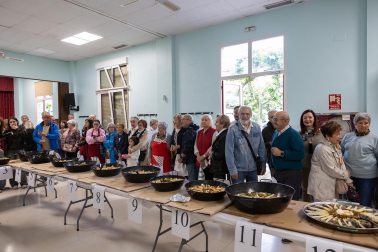 Gastronomía, verdura y celebración se dieron cita este domingo, 3 de mayo, en la asociación de Jubilados La Ribera con motivo de la 32 Semana de la Verdura