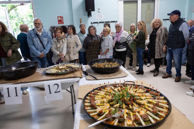 Gastronomía, verdura y celebración se dieron cita este domingo, 3 de mayo, en la asociación de Jubilados La Ribera con motivo de la 32 Semana de la Verdura