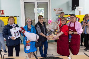 Gastronomía, verdura y celebración se dieron cita este domingo, 3 de mayo, en la asociación de Jubilados La Ribera con motivo de la 32 Semana de la Verdura