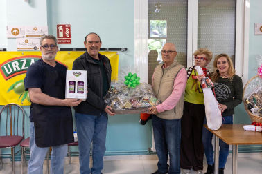 Gastronomía, verdura y celebración se dieron cita este domingo, 3 de mayo, en la asociación de Jubilados La Ribera con motivo de la 32 Semana de la Verdura