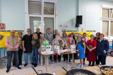 Gastronomía, verdura y celebración se dieron cita este domingo, 3 de mayo, en la asociación de Jubilados La Ribera con motivo de la 32 Semana de la Verdura