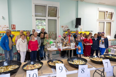 Gastronomía, verdura y celebración se dieron cita este domingo, 3 de mayo, en la asociación de Jubilados La Ribera con motivo de la 32 Semana de la Verdura