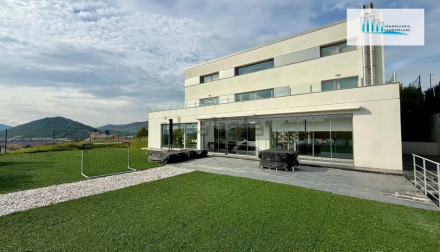 Las terrazas y el amplio porche permiten disfrutar de las vistas y del jardín