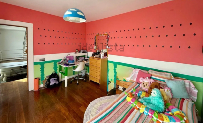 Otro de los dormitorios, actualmente con decoración infantil