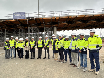 Representantes políticos, de la empresa constructora y responsables de las obras que se están realizando, junto a uno de los viales de acceso que está en obras