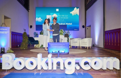 La CEO de By MET Hotels, Yolanda Ayerra, recibió el premio al establecimiento de Pamplona.