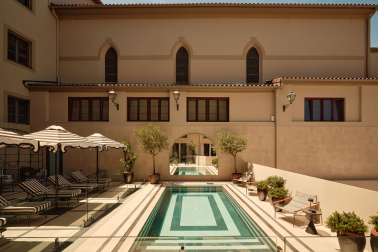 La piscina exterior del hotel Pamplona Catedral se ha inaugurado recientemente.