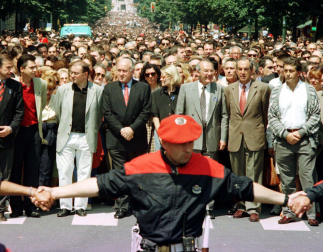 Carlos Garaikoetxea (segundo por la derecha), en la manifestación en Bilbao tras el secuestro y asesinato de Miguel Ángel Blanco en 1997.